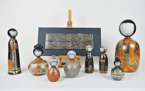 8 kokeshi ceramique sigillée et enfumée et un tableau ceramique