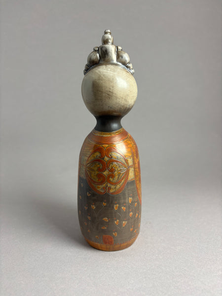 Kokeshi au kimono gravé de boutons de fleurs en grappe, chignon 11 macarons sigillée nacrée