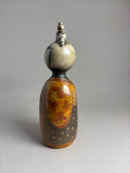 Kokeshi au kimono gravé de boutons de fleurs en grappe, chignon 11 macarons sigillée nacrée