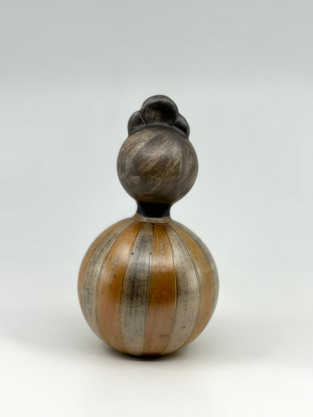 Kokeshi boule rayures comme une citrouille, chignon clair