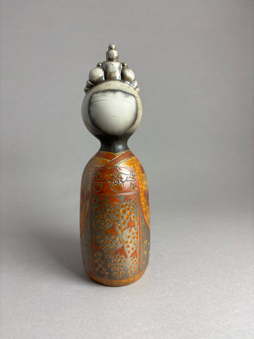 Kokeshi au kimono gravé de boutons de fleurs en grappe, chignon 11 macarons sigillée nacrée