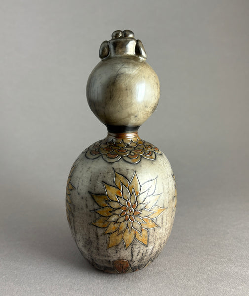 Kokeshi chignon gris perlé, fleurs solaires