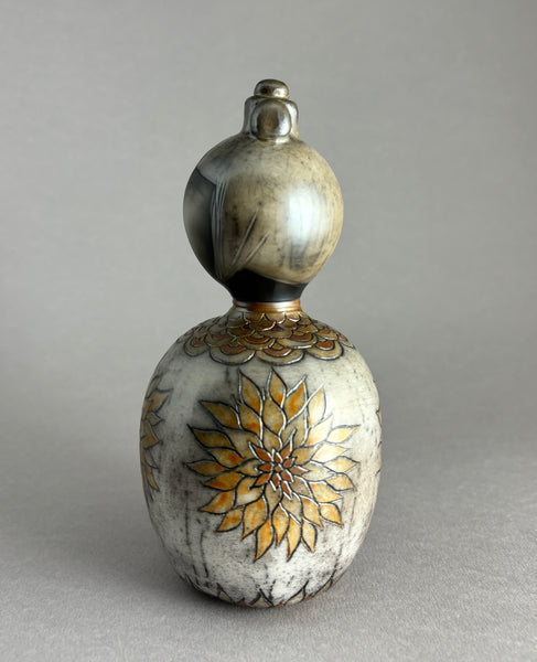 Kokeshi chignon gris perlé, fleurs solaires