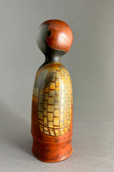 Kokeshi garçon tête rouge, kimono orange en haut, rouge en bas
