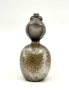 Kokeshi chignon gris perlé, fleurs solaires