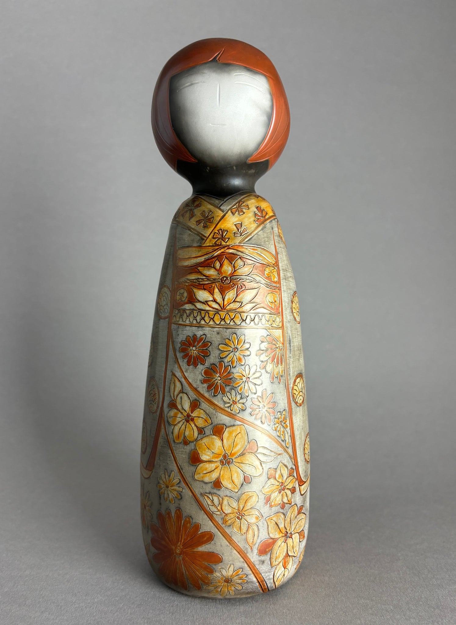 Kokeshi tête rouge, kimono clair fleurs sur 3 vagues.