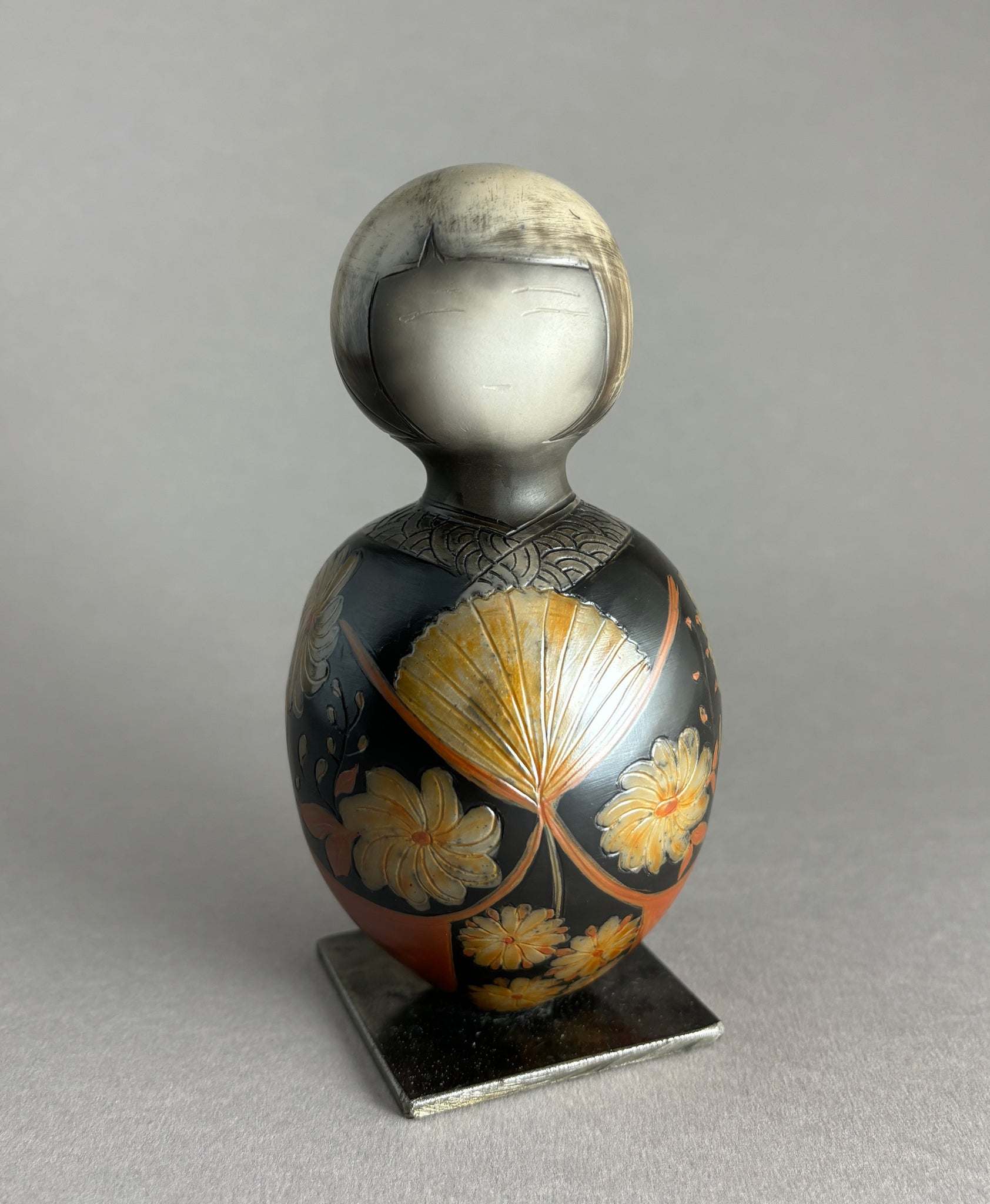 Kokeshi goutte inversée sur socle, Kimono foncé éventail