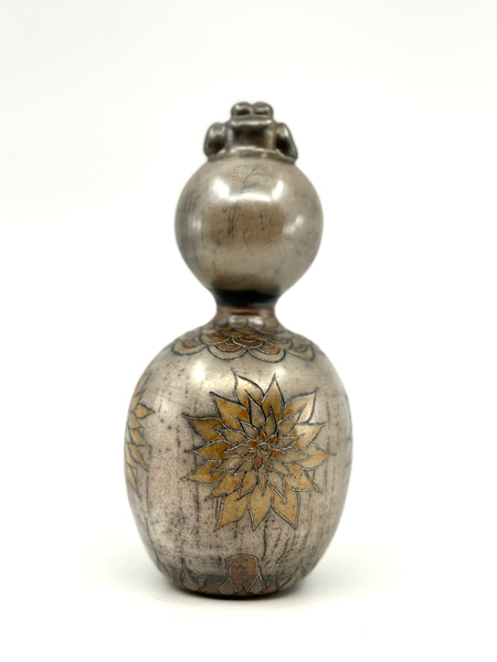 Kokeshi chignon gris perlé, fleurs solaires