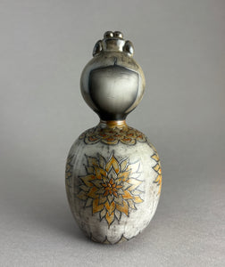 Kokeshi chignon gris perlé, fleurs solaires