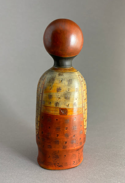 Kokeshi garçon tête rouge, kimono orange en haut, rouge en bas