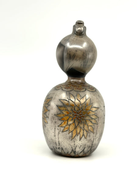 Kokeshi chignon gris perlé, fleurs solaires