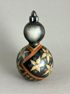 Kokeshi boule kimono foncé forme croisée, fleurs orange 5 pétales