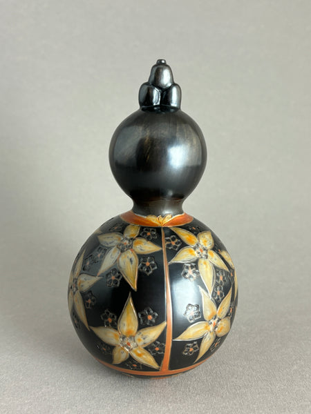 Kokeshi boule kimono foncé forme croisée, fleurs orange 5 pétales