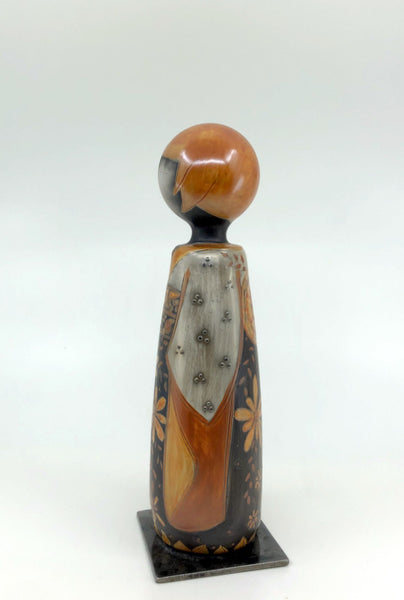 Kokeshi tête orange petites mèches sur socle métal