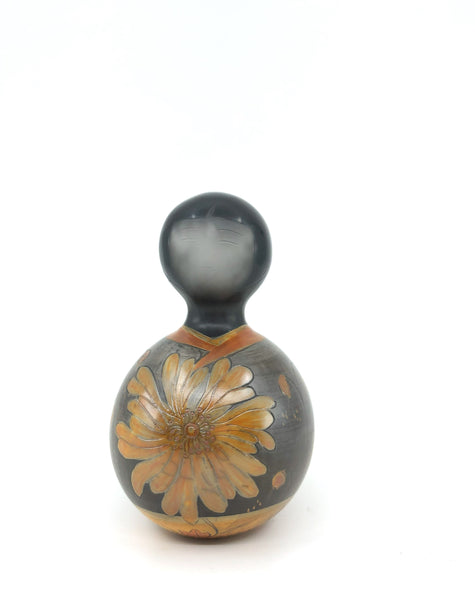 Kokeshi boule gris mat, grande fleur orange brillante.