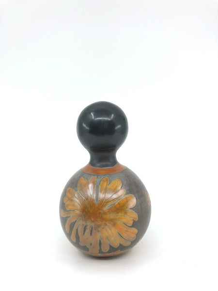 Kokeshi boule gris mat, grande fleur orange brillante.