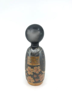 Kokeshi tête foncée petites mèches, kimono gris mat.