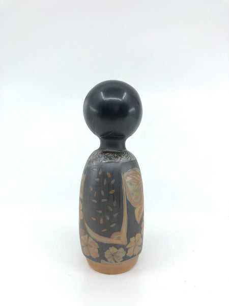 Kokeshi tête foncée petites mèches, kimono gris mat.