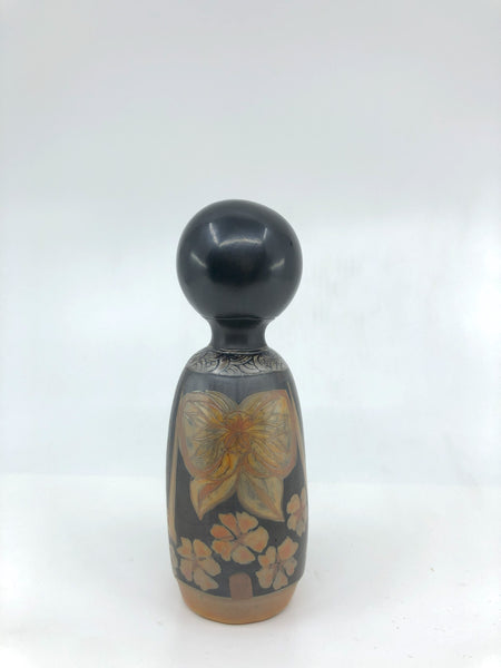 Kokeshi tête foncée petites mèches, kimono gris mat.