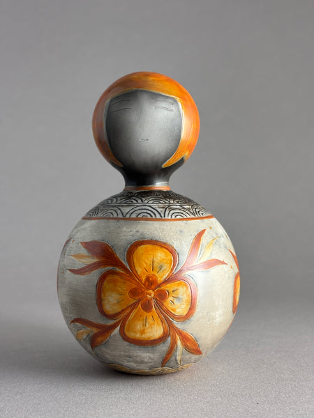 Kokeshi boule claire, col rond motif seigaiha, 4 grandes fleurs