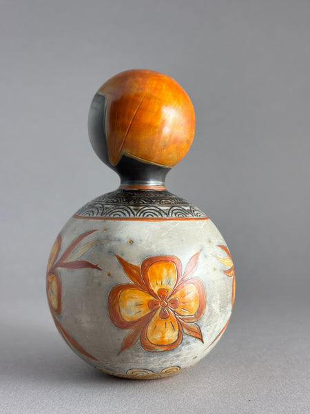 Kokeshi boule claire, col rond motif seigaiha, 4 grandes fleurs