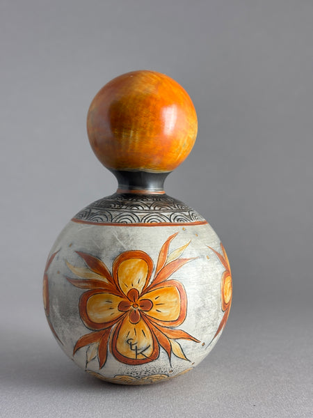 Kokeshi boule claire, col rond motif seigaiha, 4 grandes fleurs