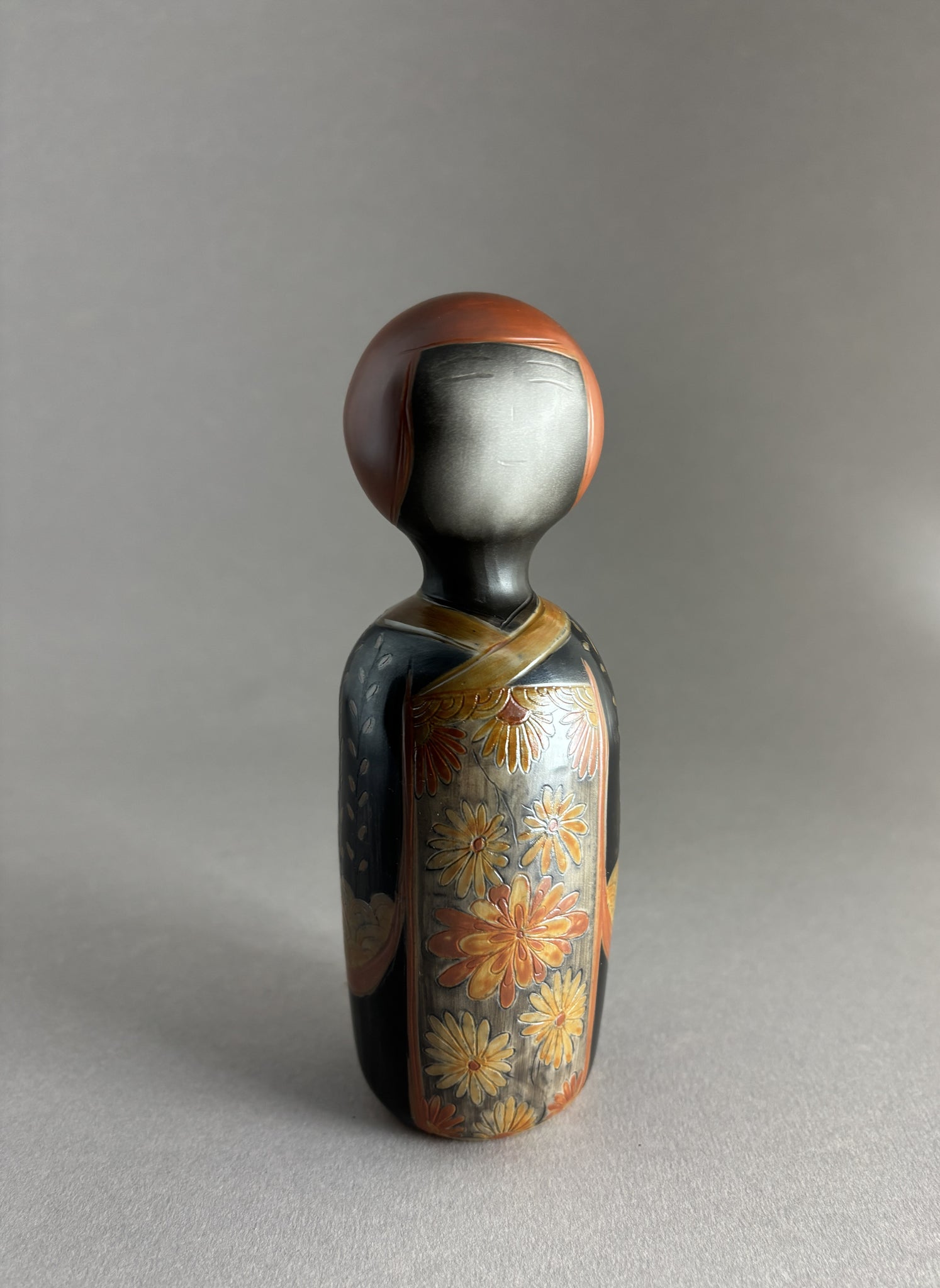 Kokeshi kimono foncé, tête rouge