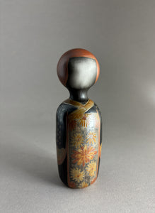 Kokeshi kimono foncé, tête rouge