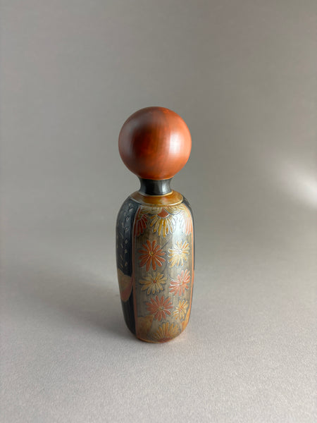 Kokeshi kimono foncé, tête rouge