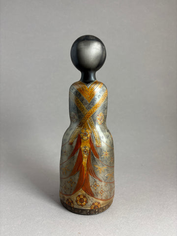 Kokeshi taille marquée, kimono gris argenté