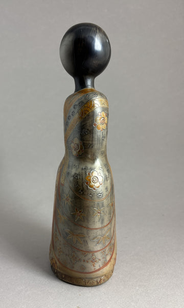 Kokeshi taille marquée, kimono gris argenté