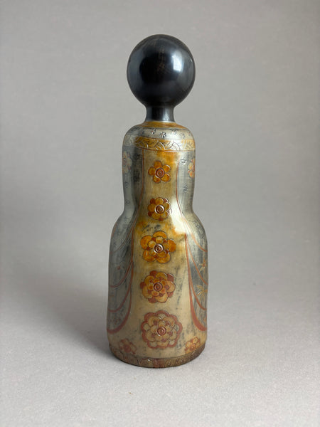 Kokeshi taille marquée, kimono gris argenté