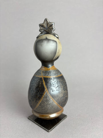 Kokeshi goutte gris métallisé sur socle, coiffe Momiji