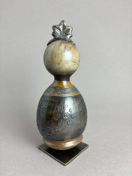 Kokeshi goutte gris métallisé sur socle, coiffe Momiji