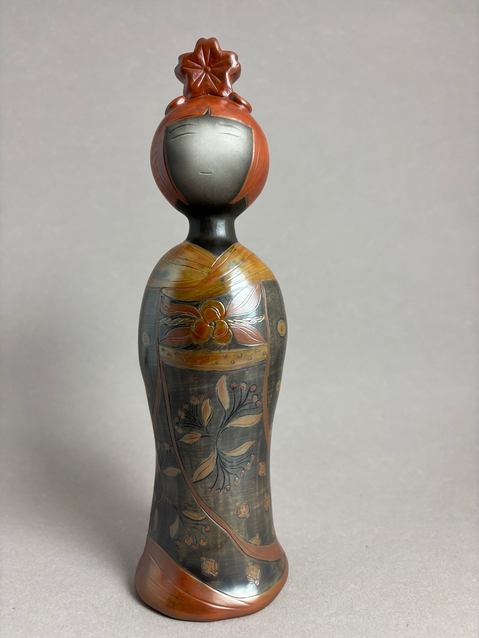 Kokeshi galbée Coiffe rouge fleur Sakura