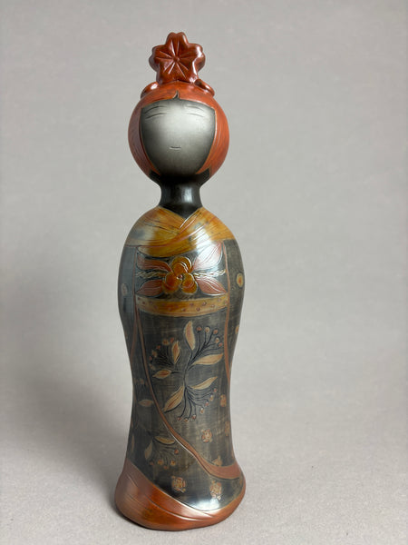 Kokeshi galbée Coiffe rouge fleur Sakura