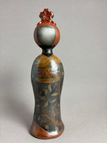 Kokeshi galbée Coiffe rouge fleur Sakura