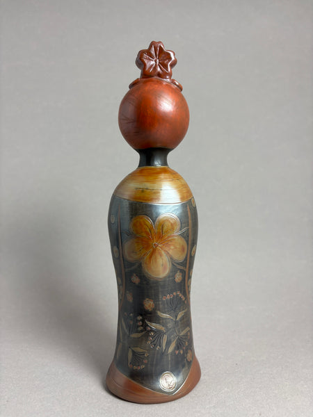 Kokeshi galbée Coiffe rouge fleur Sakura