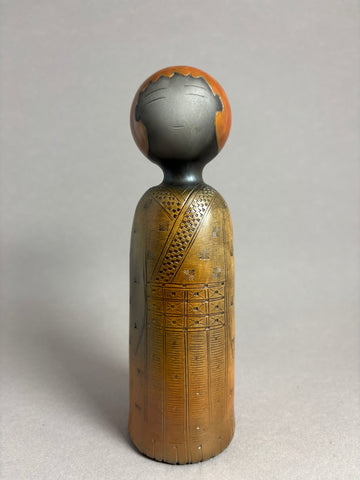 Kokeshi garçon kimono orange mat, col petits carrés