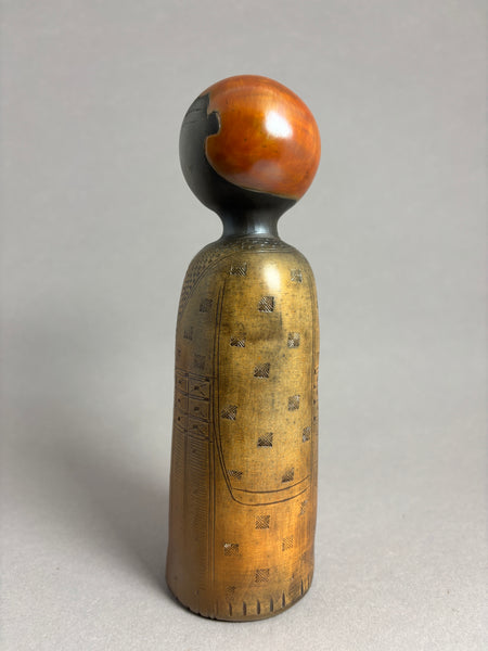 Kokeshi garçon kimono orange mat, col petits carrés