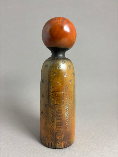 Kokeshi garçon kimono orange mat, col petits carrés