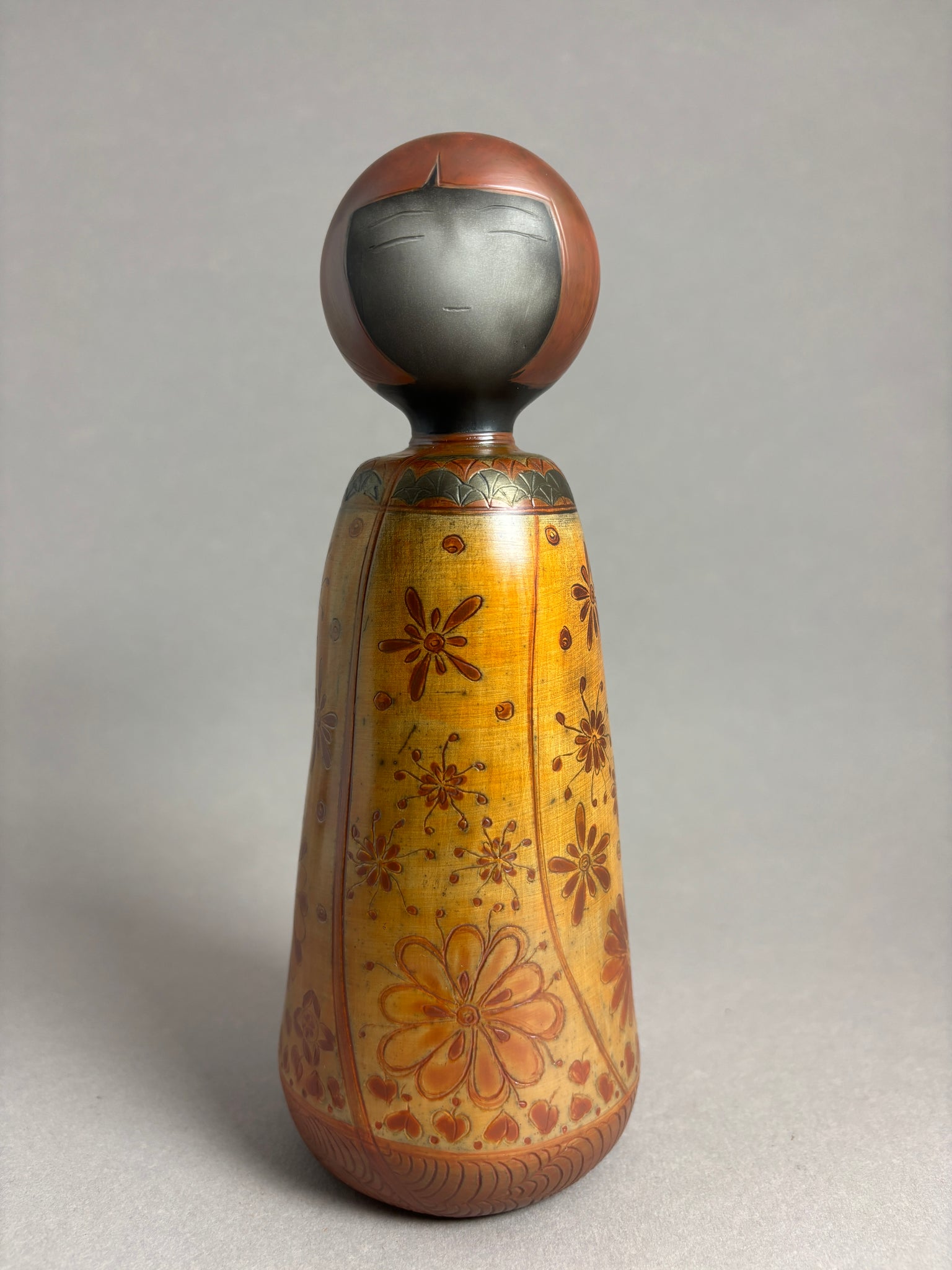 Kokeshi tête rouge foncé, kimono sans manches orange fleurs rouges