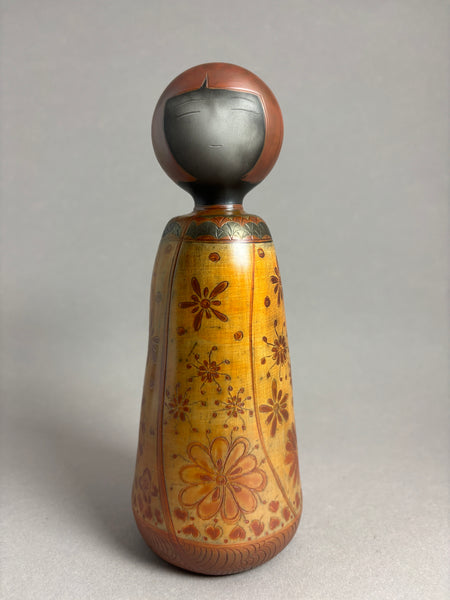Kokeshi tête rouge foncé, kimono sans manches orange fleurs rouges
