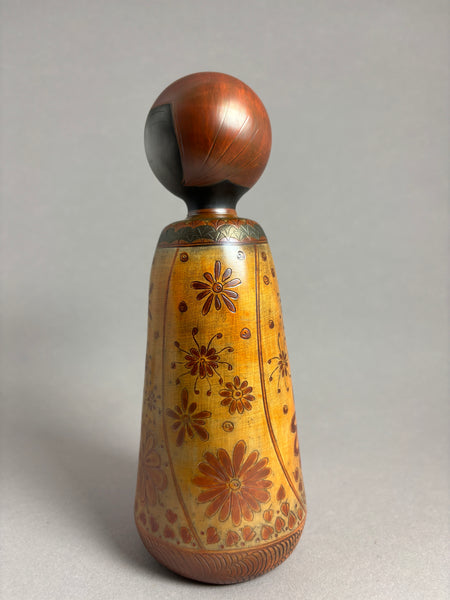 Kokeshi tête rouge foncé, kimono sans manches orange fleurs rouges