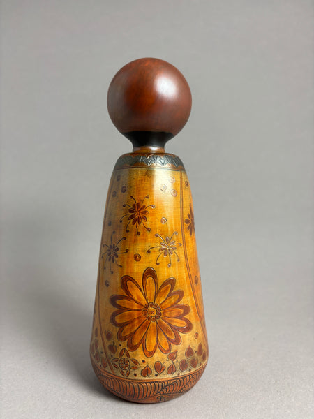 Kokeshi tête rouge foncé, kimono sans manches orange fleurs rouges