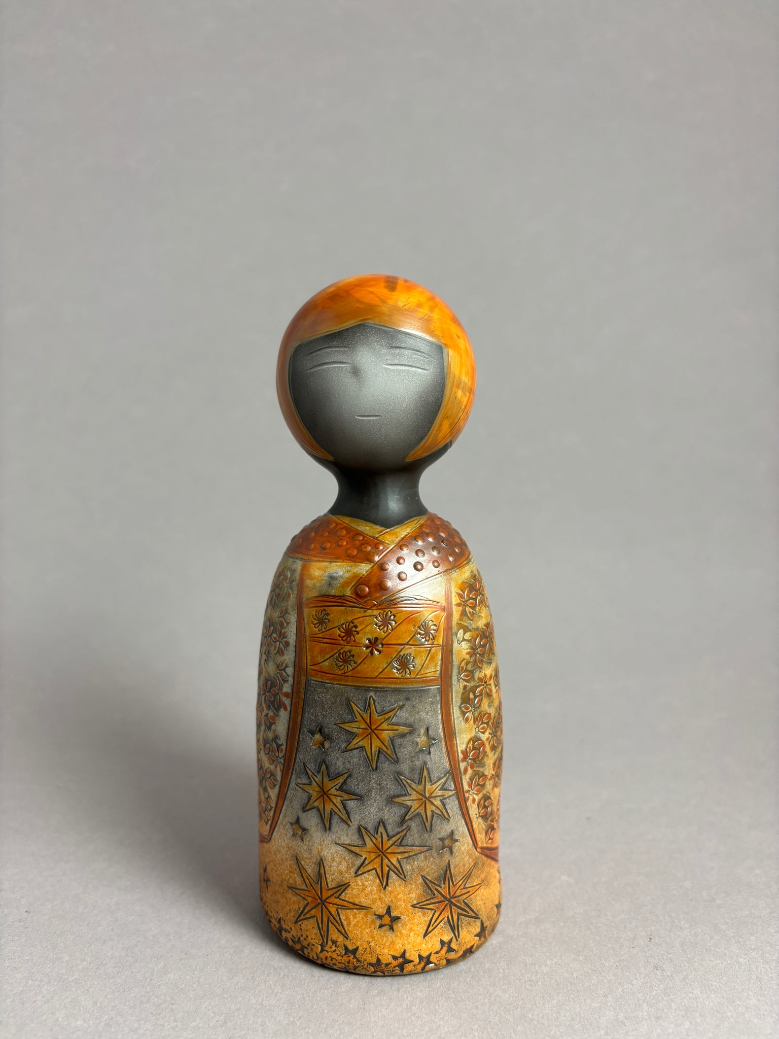 Kokeshi kimono orange dégradé gris, col pois relief rouge