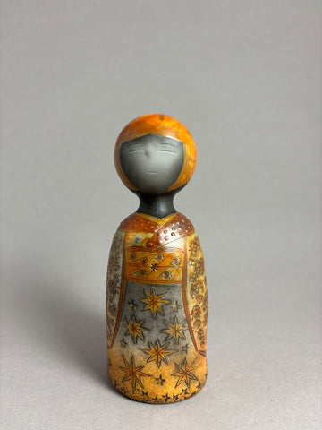 Kokeshi kimono orange dégradé gris, col pois relief rouge