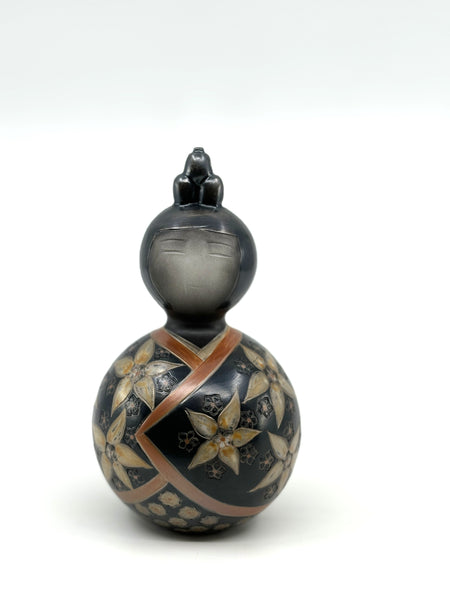 Kokeshi boule kimono foncé forme croisée, fleurs orange 5 pétales