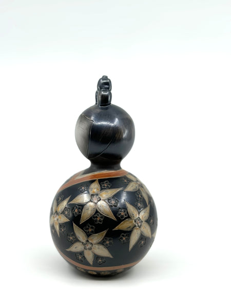 Kokeshi boule kimono foncé forme croisée, fleurs orange 5 pétales