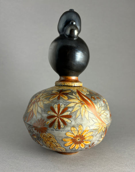 Kokeshi forme hexagonale courbe au chignon foncé métallisé